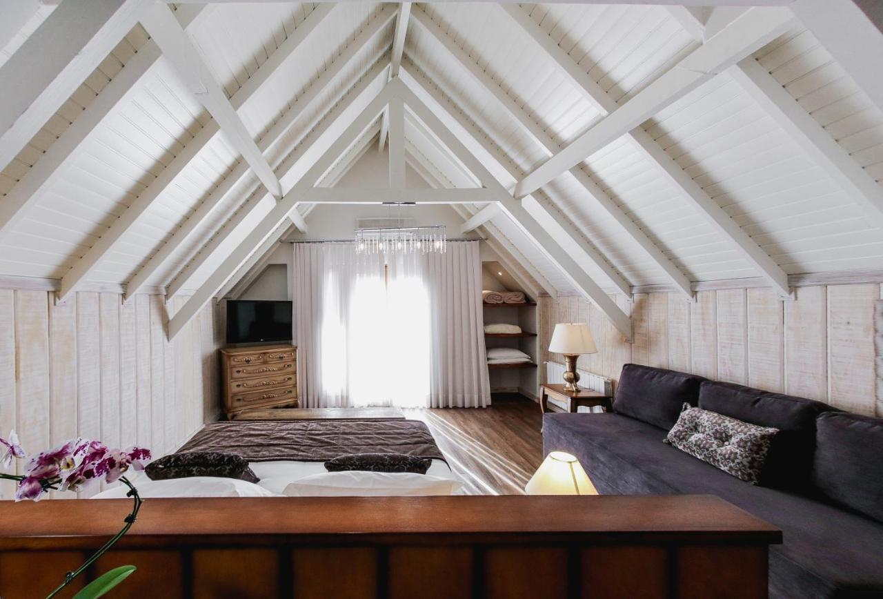 Bavaria Sport Hotel Грамаду Экстерьер фото A room in the attic of a house