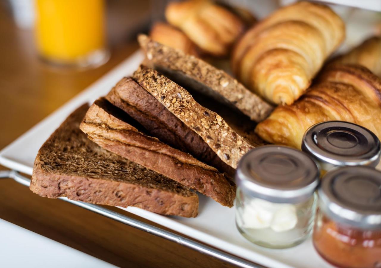 Bavaria Sport Hotel Грамаду Экстерьер фото Croissants and other breakfast pastries